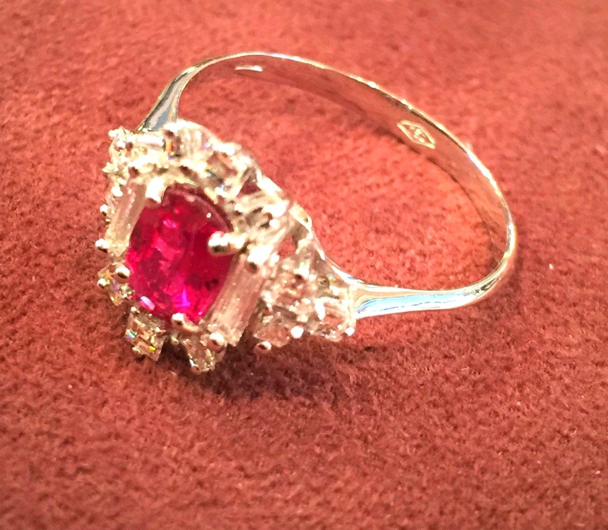 BAGUE OR BLANC RUBIS FIN AU CENTRE et ENTOURAGE de DIAMANTS "PRINCESSE"-photo-7