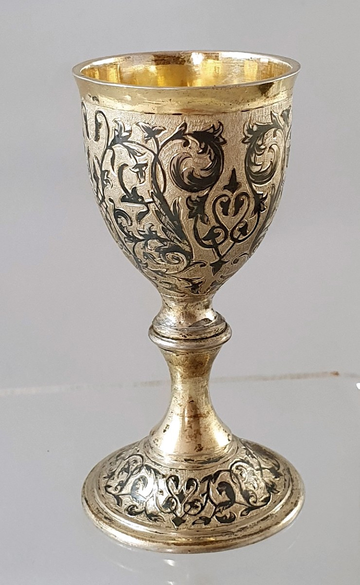 GOBELET SUR PIÉDOUCHE. ARGENT RUSSE  NIELLÉ À RINCEAUX -  XIXème siècle