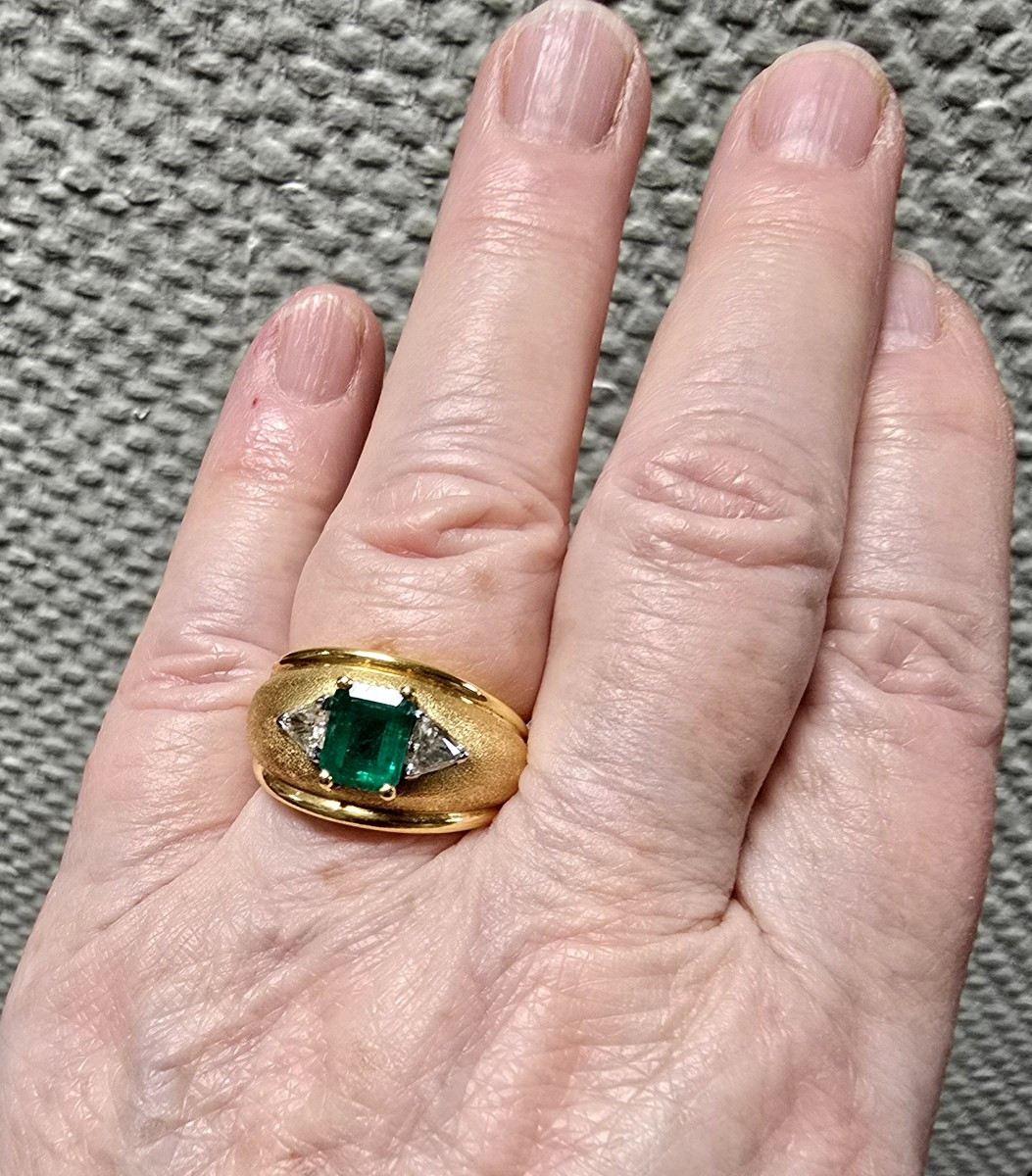 BAGUE JONC OR JAUNE  AVEC EMERAUDE et 2 TRAPEZES EN DIAMANT-photo-2