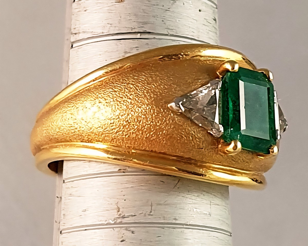 BAGUE JONC OR JAUNE  AVEC EMERAUDE et 2 TRAPEZES EN DIAMANT-photo-2