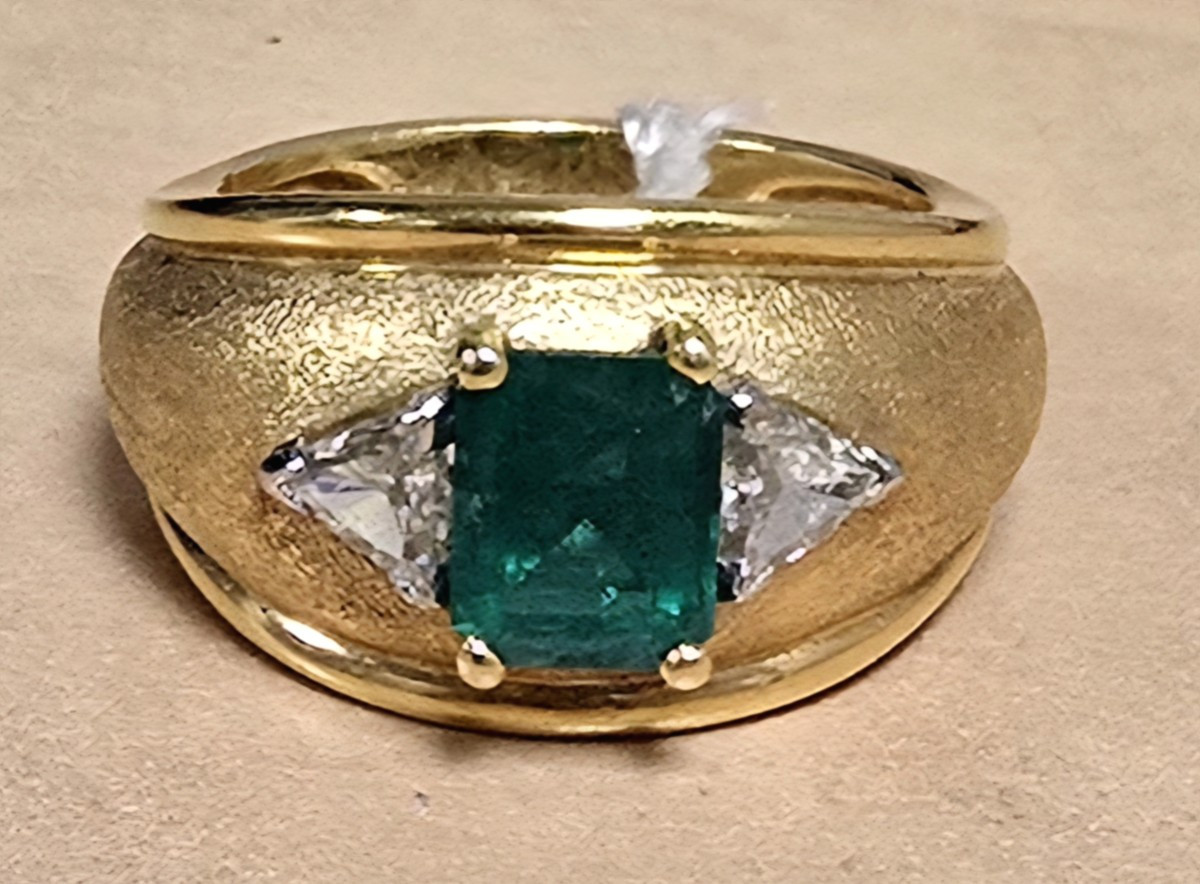 BAGUE JONC OR JAUNE  AVEC EMERAUDE et 2 TRAPEZES EN DIAMANT