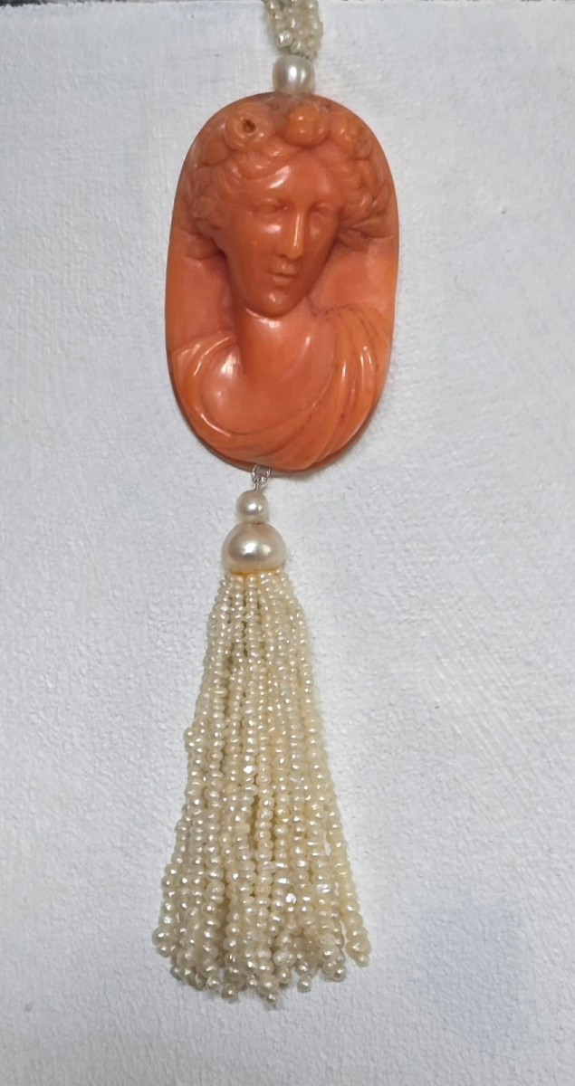 CAMEE ANCIEN EN CORAIL MEDITERRANEEN MONTE EN PENDENTIF AVEC POMPON DE PERLES FINES NATURELLES -photo-2