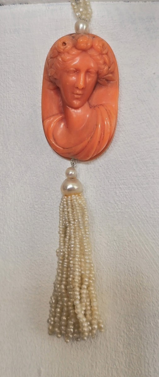 CAMEE ANCIEN EN CORAIL MEDITERRANEEN MONTE EN PENDENTIF AVEC POMPON DE PERLES FINES NATURELLES 