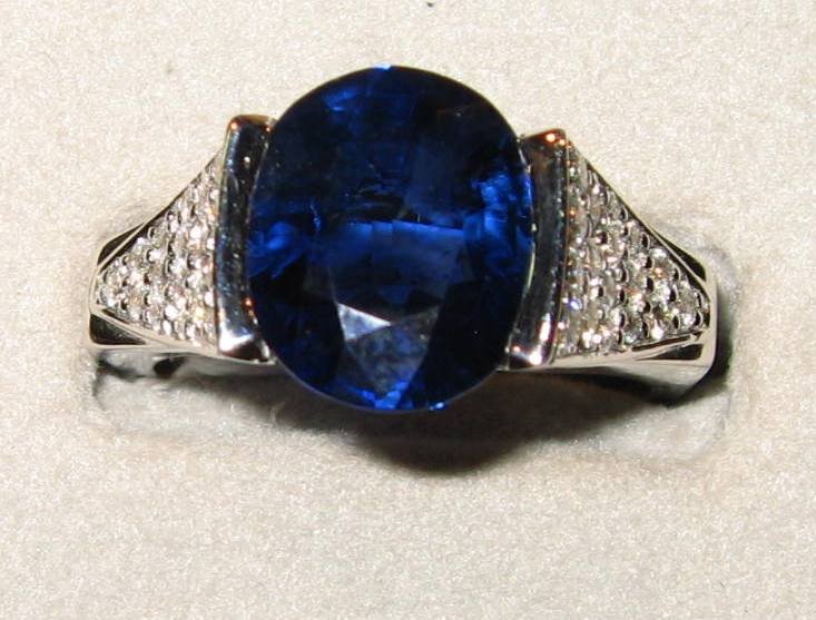 BAGUE  OR BLANC SAPHIR BLEU OVALE 4,29 ct  et DIAMANTS BRILLANTES