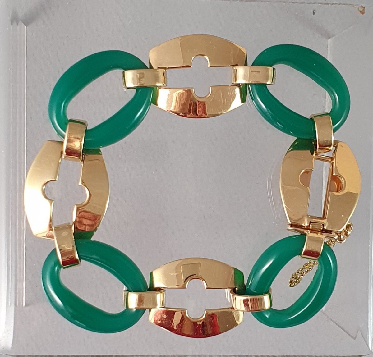 Art Deco Bangle With 4 Yellow Gold Links And 4 Chrysoprase Elements