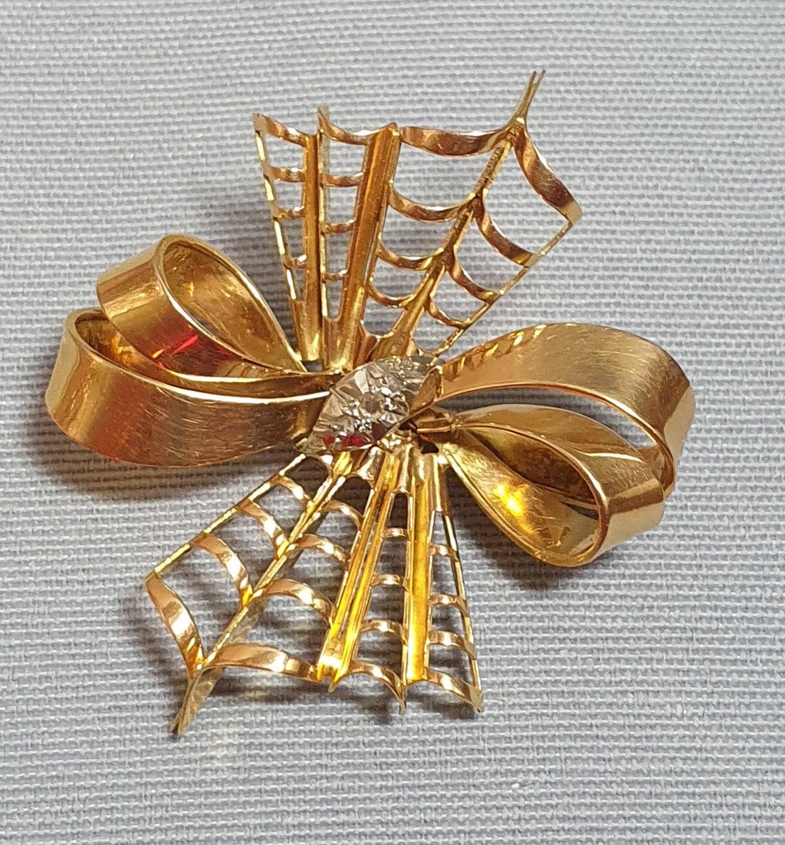 Yellow Gold Brooch In The Shape Of A Knot With Shells And Pans - Circa 1950