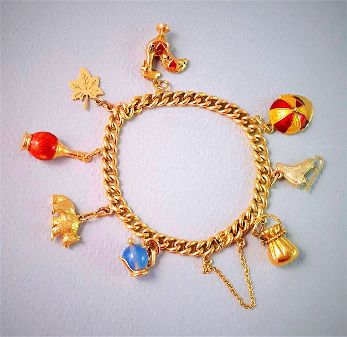 BRACELET ANCIEN EN OR JAUNE  avec  8 BRELOQUES 