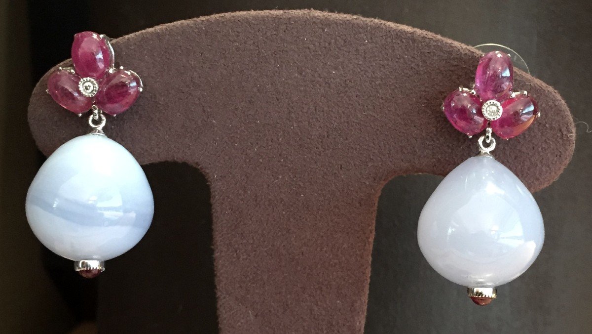 BOUCLES D'OREILLES EN OR BLANC PERLE DE  CALCEDOINE ET RUBIS-photo-1