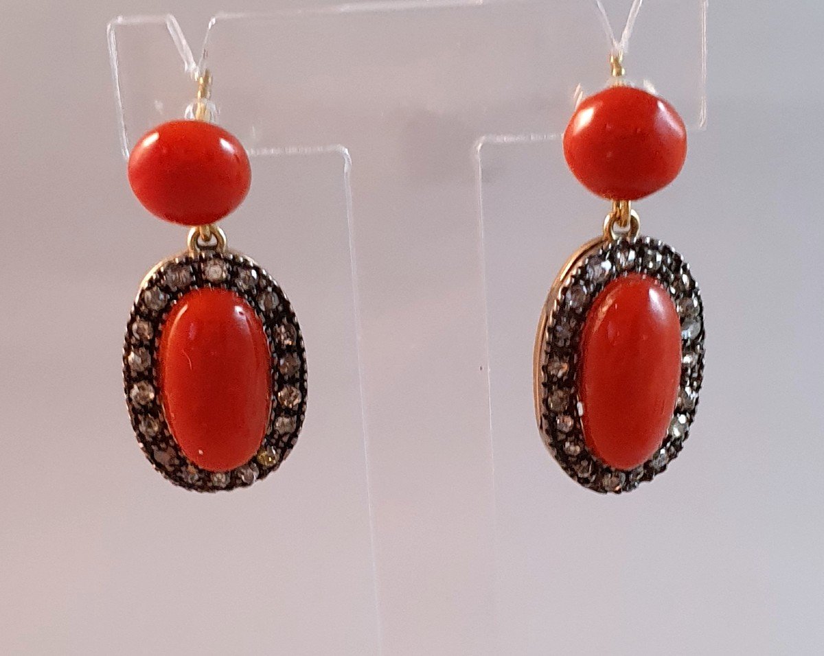 BOUCLES D'OREILLES  CABOCHON CORAIL ROUGE &  DIAMANTS TAILLE ROSE