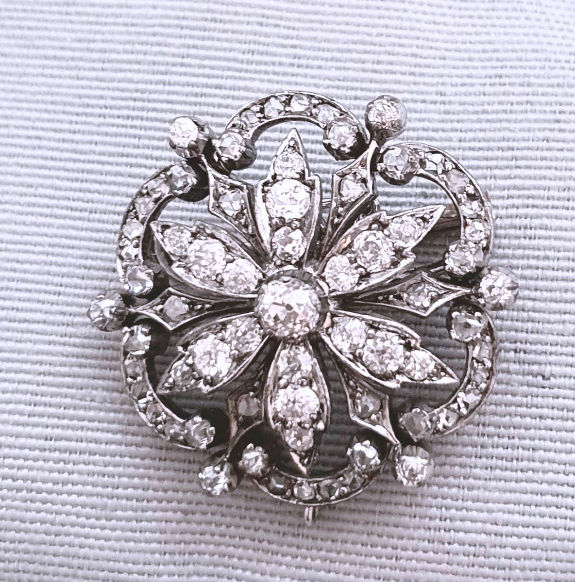 Old Brooch In Gold And Diamonds