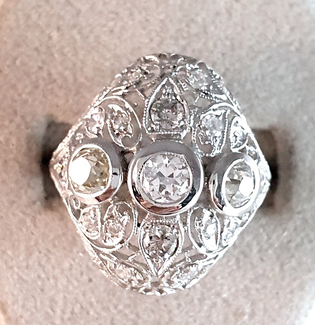 BAGUE DÔME  ART DECO - OR BLANC - SERTIE DE DIAMANTS