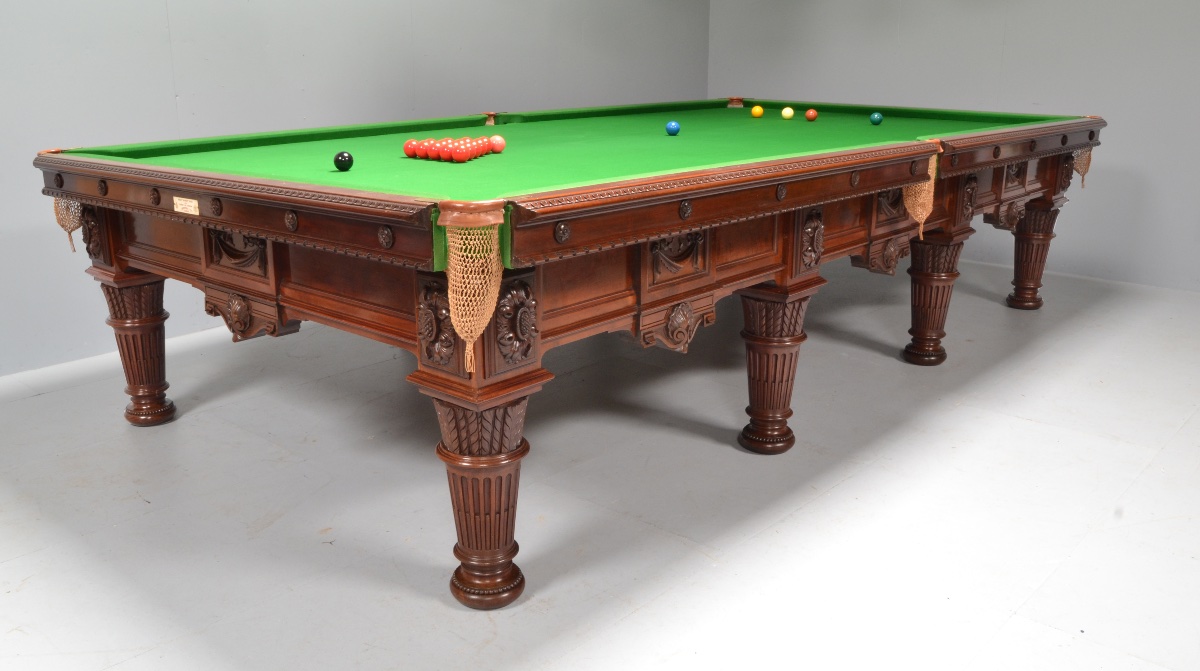TABLE DE BILLARD OU DE SNOOKER ANCIENNE AVEC DÉCORATION ORNÉE