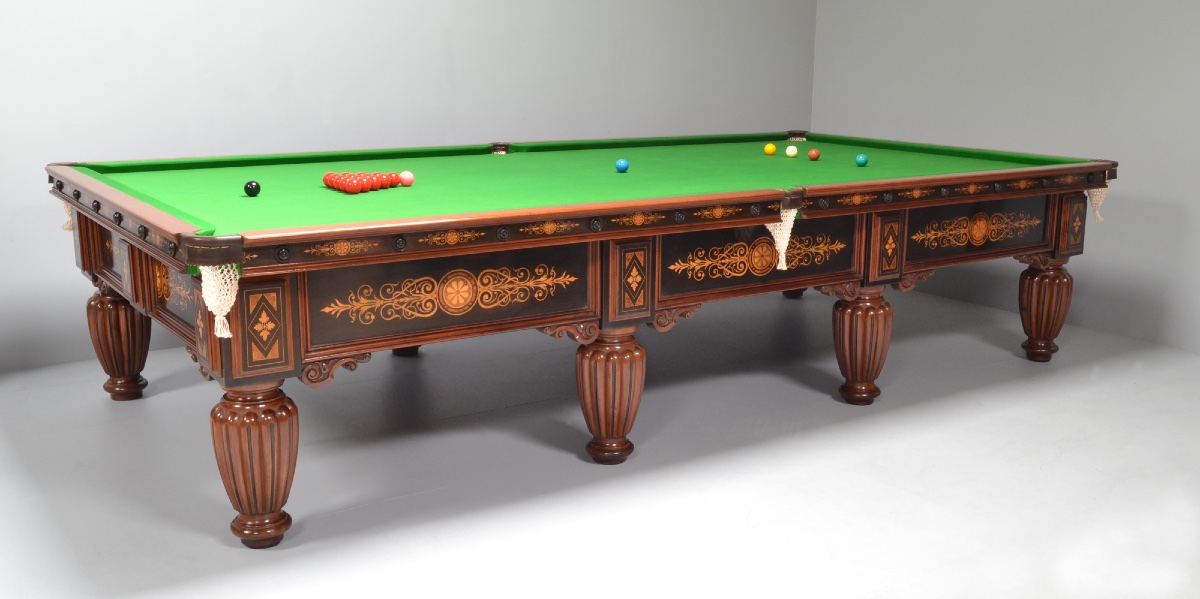 TABLE DE BILLARD OU DE SNOOKER ANCIENNE AVEC DÉCORATION ORNÉE