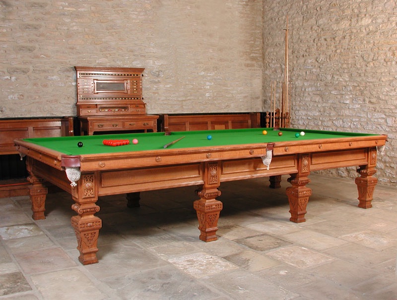 Table de billard snooker ancienne, décorative et sculptée
