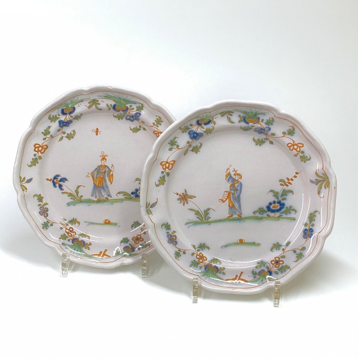 Lyon - Pair Of Plates Decorated With Characters Dressed In The Oriental Style - 18th Century