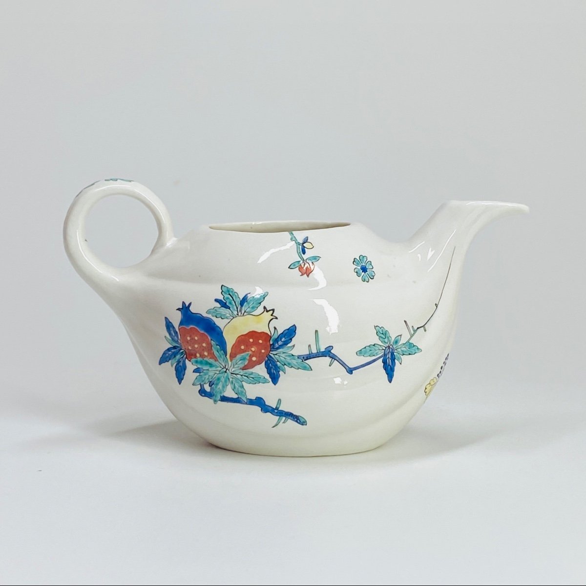 Chantilly – Théière en porcelaine tendre à décor Kakiemon – Vers 1740