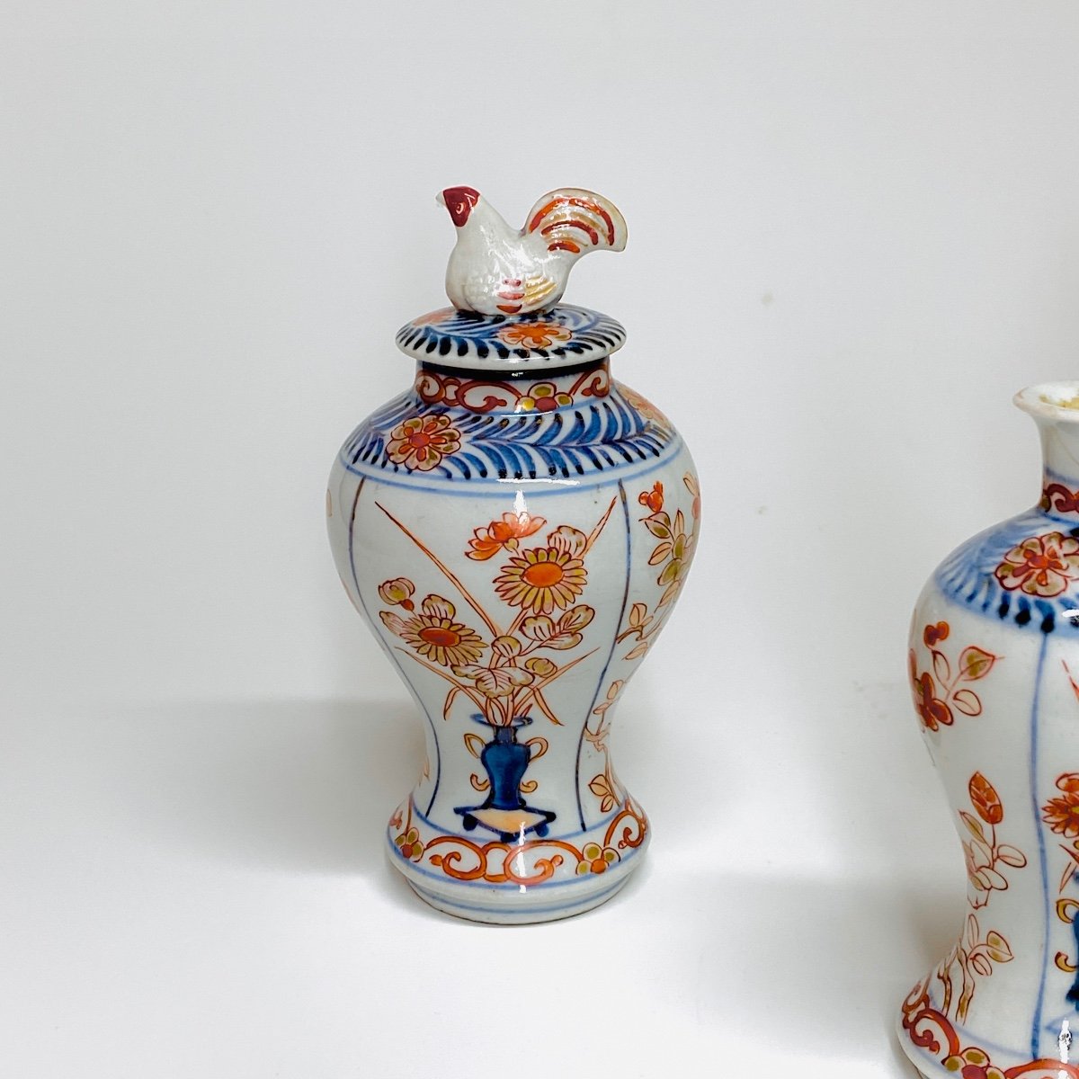 Garniture en porcelaine du Japon à décor Imari - Début du XVIIIe siècle-photo-3