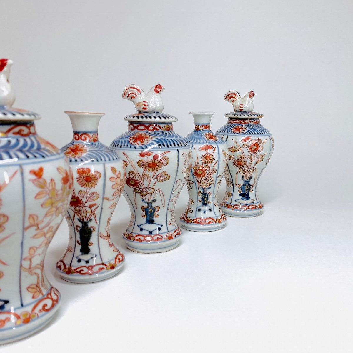 Garniture en porcelaine du Japon à décor Imari - Début du XVIIIe siècle-photo-5