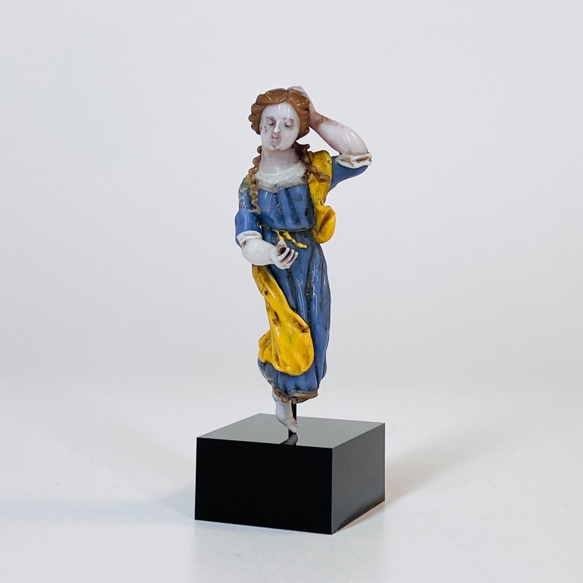 Petite statuette figurant une sainte en verre filé de Nevers - XVIIIe siècle