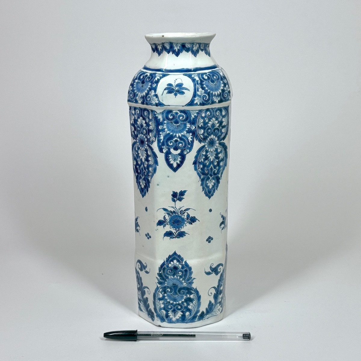 Vase rouleau en faïence de Lille ou Rouen - XVIIIe siècle-photo-1