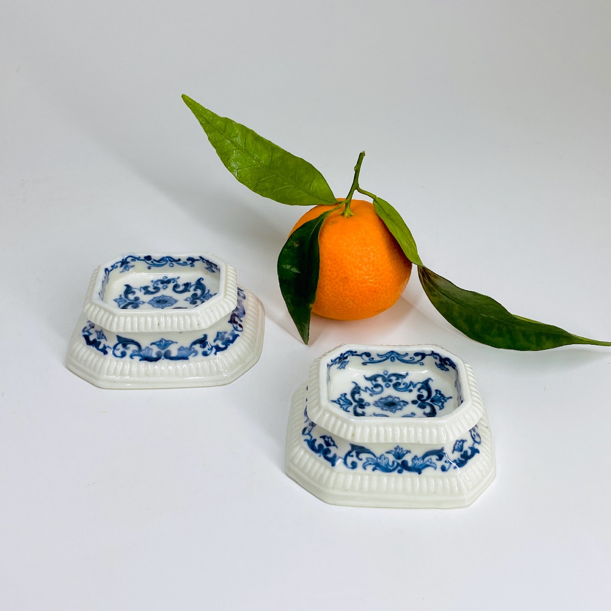 Paire de salerons en porcelaine de Saint-Cloud - XVIIIe siècle-photo-2