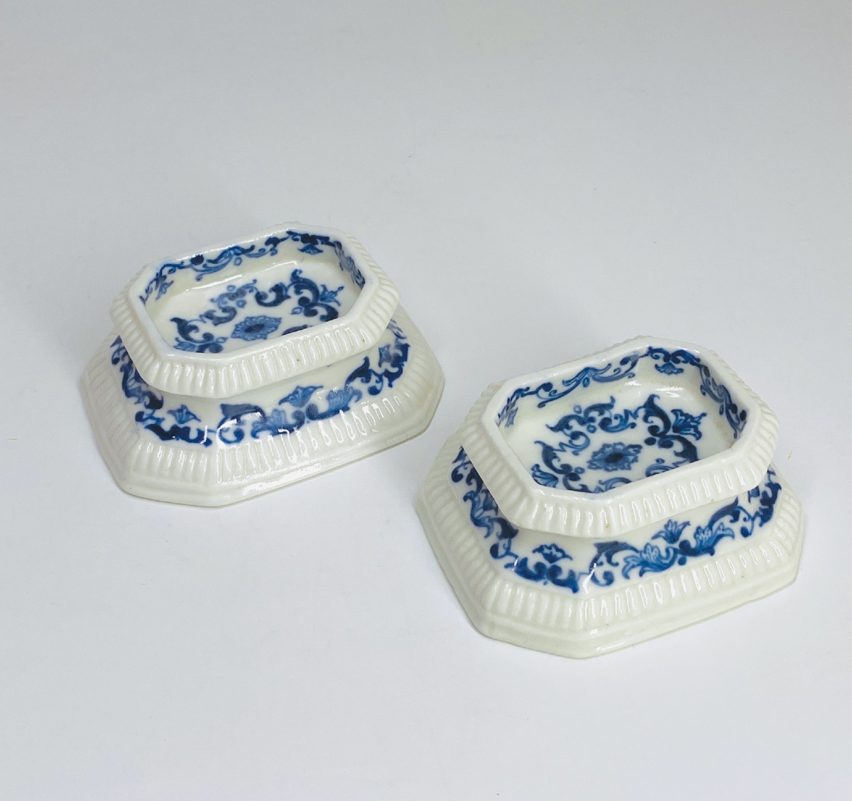 Paire de salerons en porcelaine de Saint-Cloud - XVIIIe siècle
