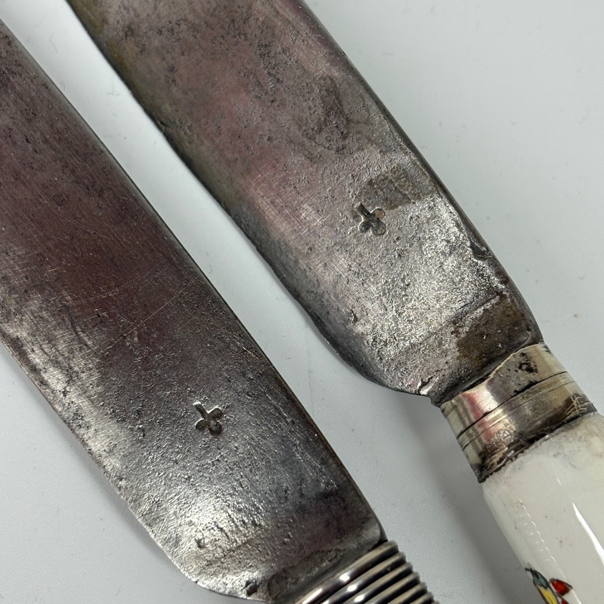 Deux couteaux à manche en porcelaine de Chantilly à décor Kakiemon - XVIIIe siècle-photo-1