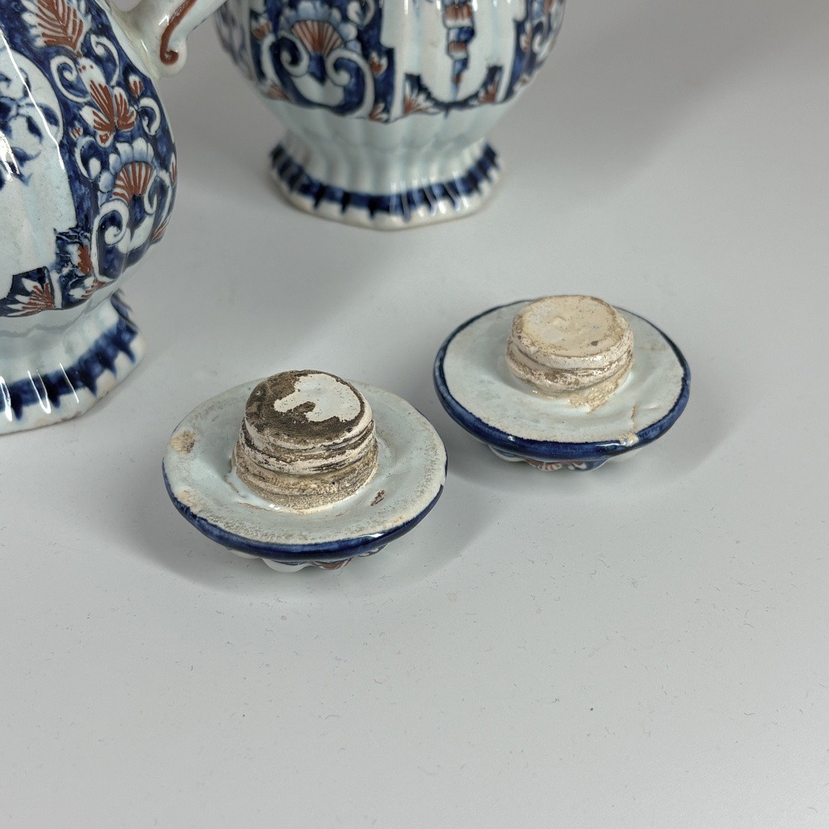 Porte-huilier et ses burettes en faïence dans le style rouennais - XIXe siècle-photo-1