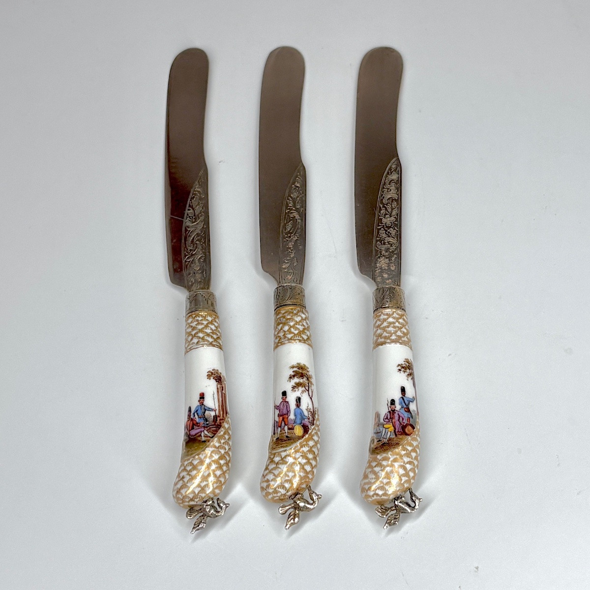Set Of Three Meissen Porcelain Knives, One Of Which Depicts A Giraffe  Early Nineteenth Century-photo-2
