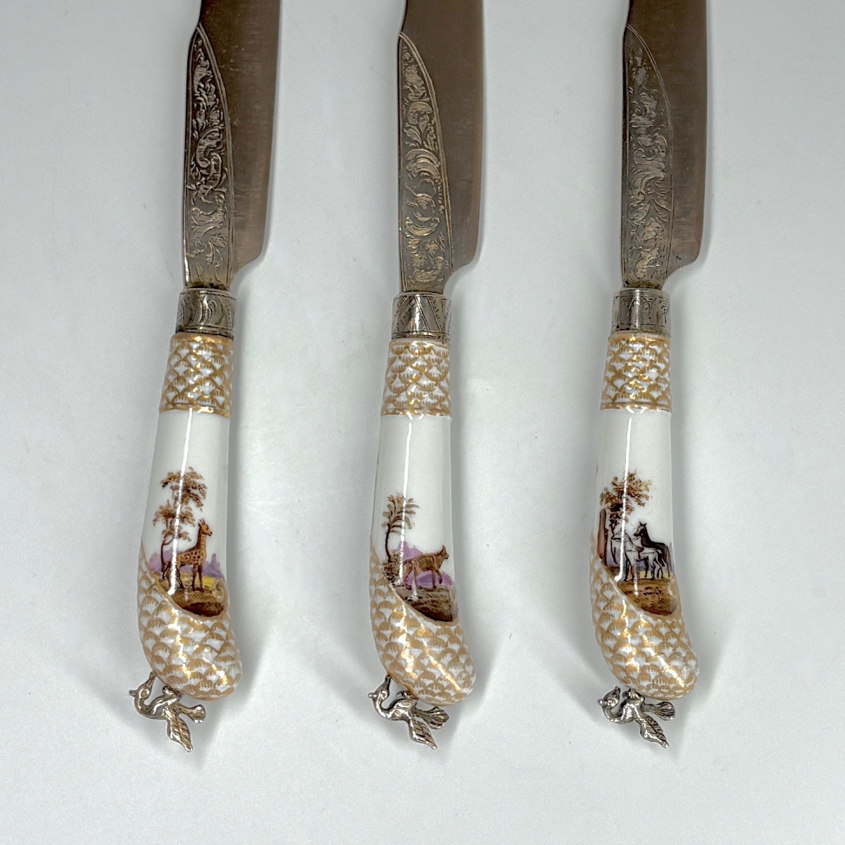 Set Of Three Meissen Porcelain Knives, One Of Which Depicts A Giraffe  Early Nineteenth Century-photo-3