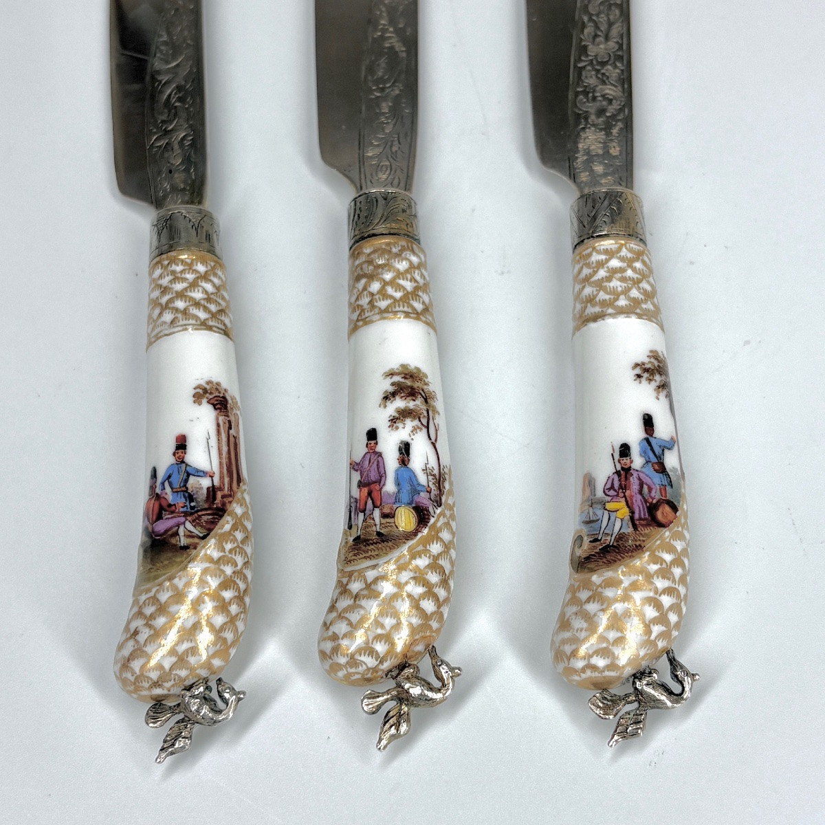 Set Of Three Meissen Porcelain Knives, One Of Which Depicts A Giraffe  Early Nineteenth Century-photo-4