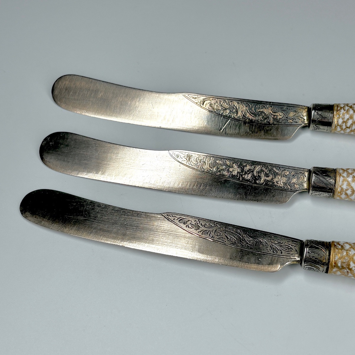 Set Of Three Meissen Porcelain Knives, One Of Which Depicts A Giraffe  Early Nineteenth Century-photo-1