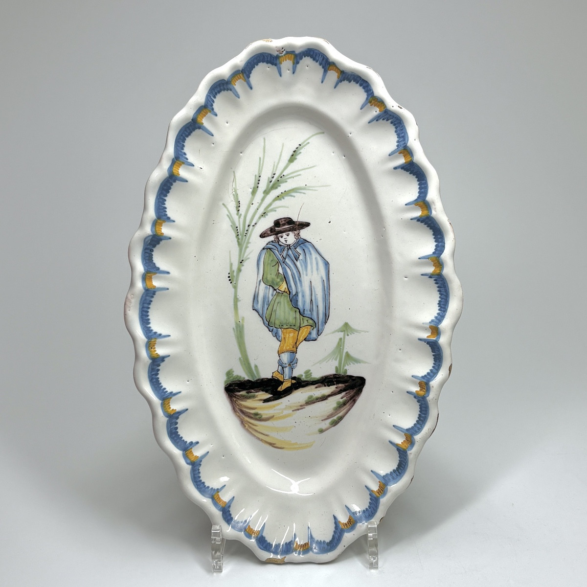 Plat ovale en faïence de Roanne - XVIIIe siècle