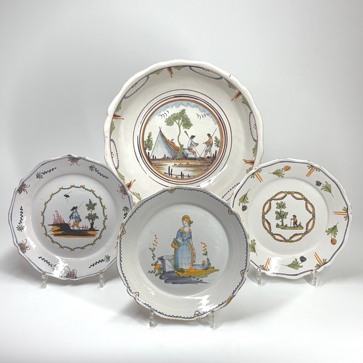Trois assiettes, une jatte en faïence de Nevers à décor de personnages - XVIIIe siècle