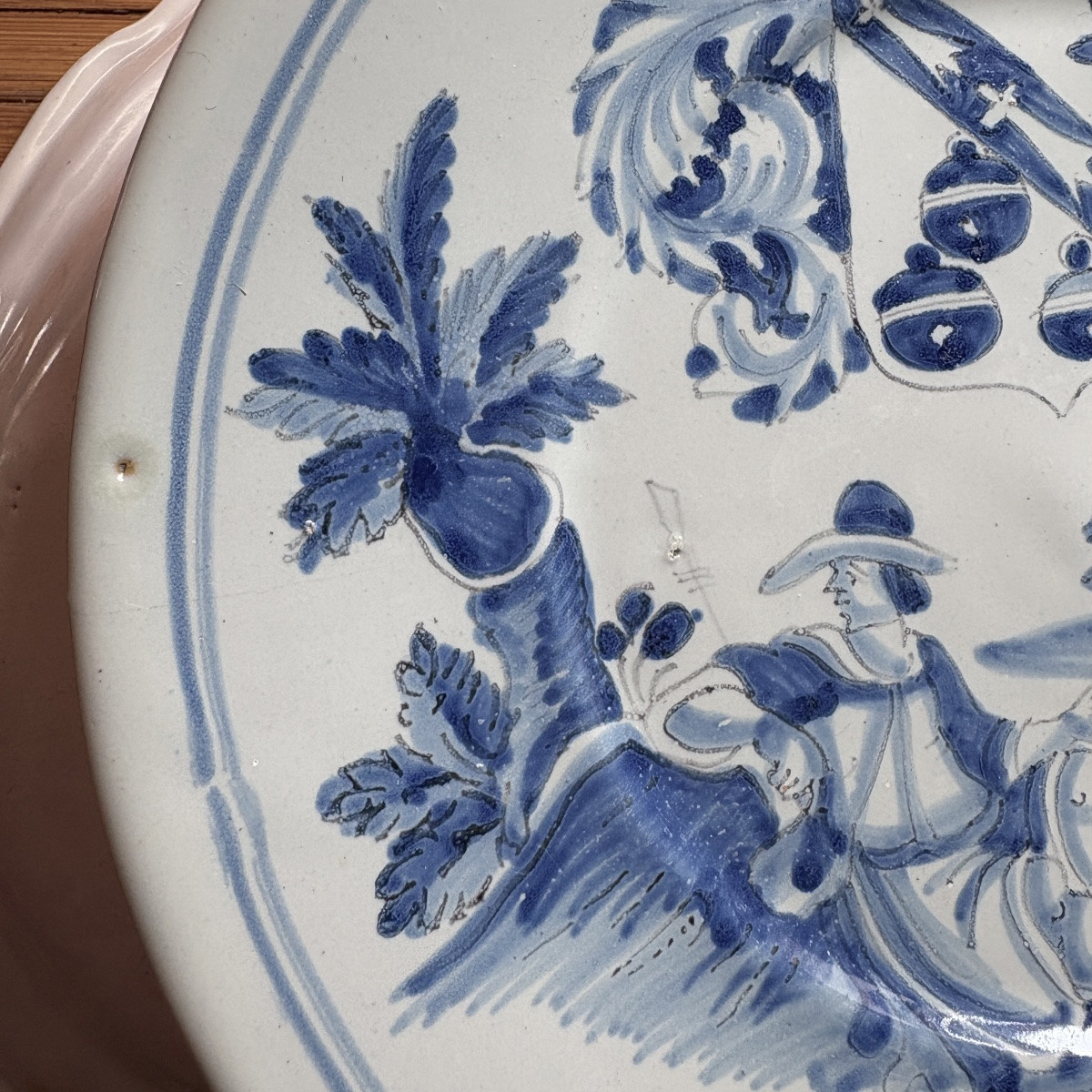 Quatre assiettes en faïence de Nevers - XVIIe siècle-photo-4