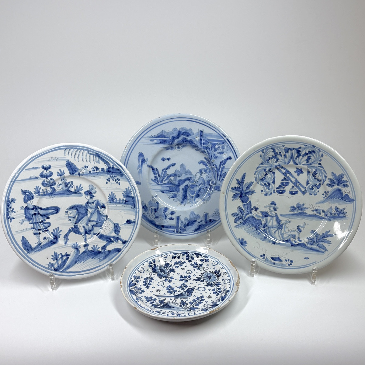 Quatre assiettes en faïence de Nevers - XVIIe siècle