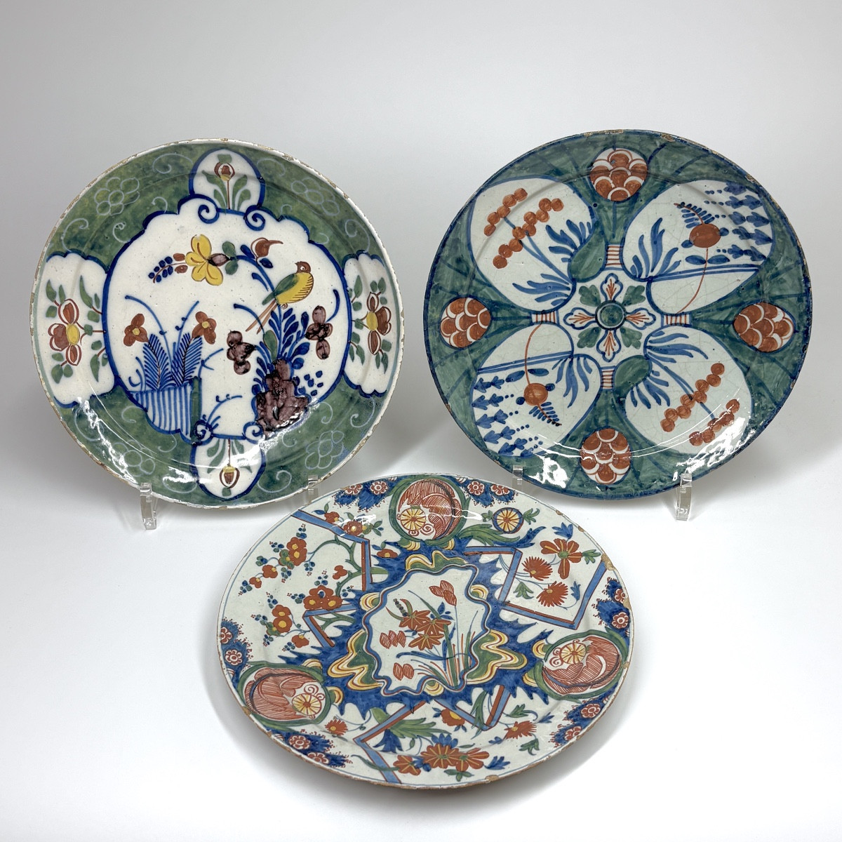 Trois assiettes en faïence de Delft - XVIIIe siècle