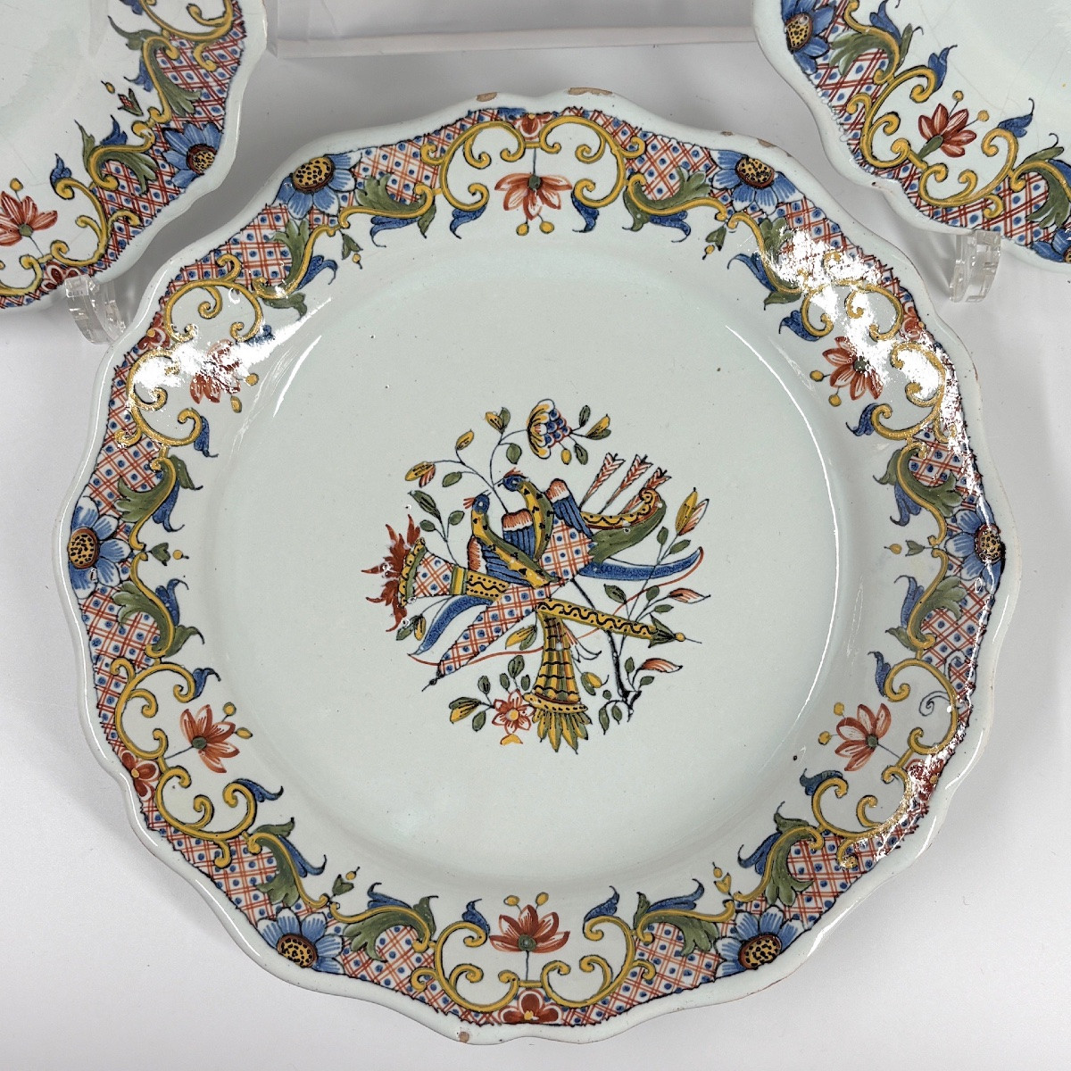 Quatre assiettes en faïence de Rouen "au carquois" - XVIIIe siècle-photo-2