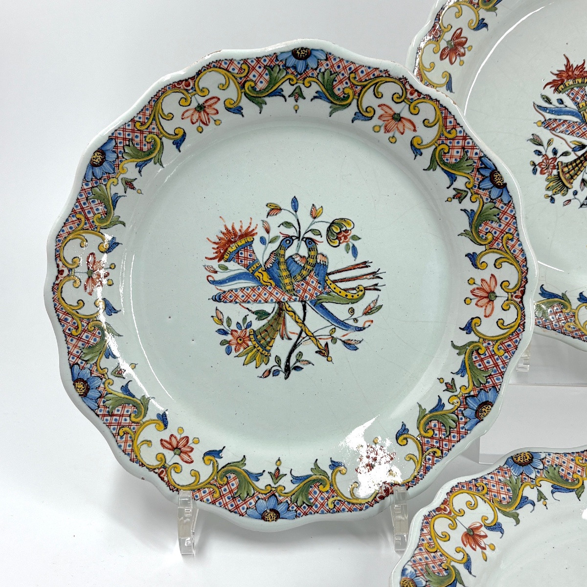 Quatre assiettes en faïence de Rouen "au carquois" - XVIIIe siècle-photo-3