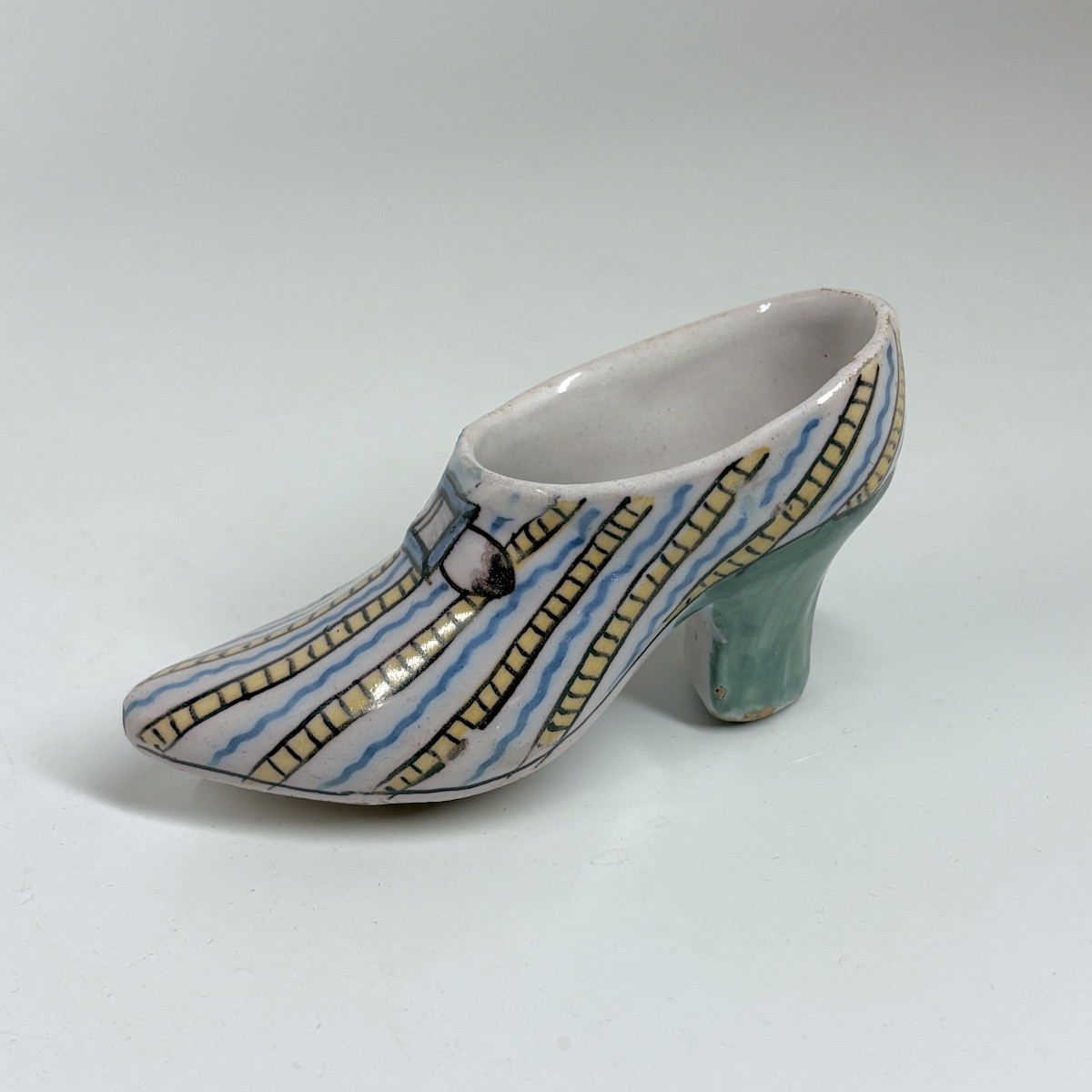 Deux chaussures en faïence de Moulins et Roanne - XVIIe siècle-photo-2