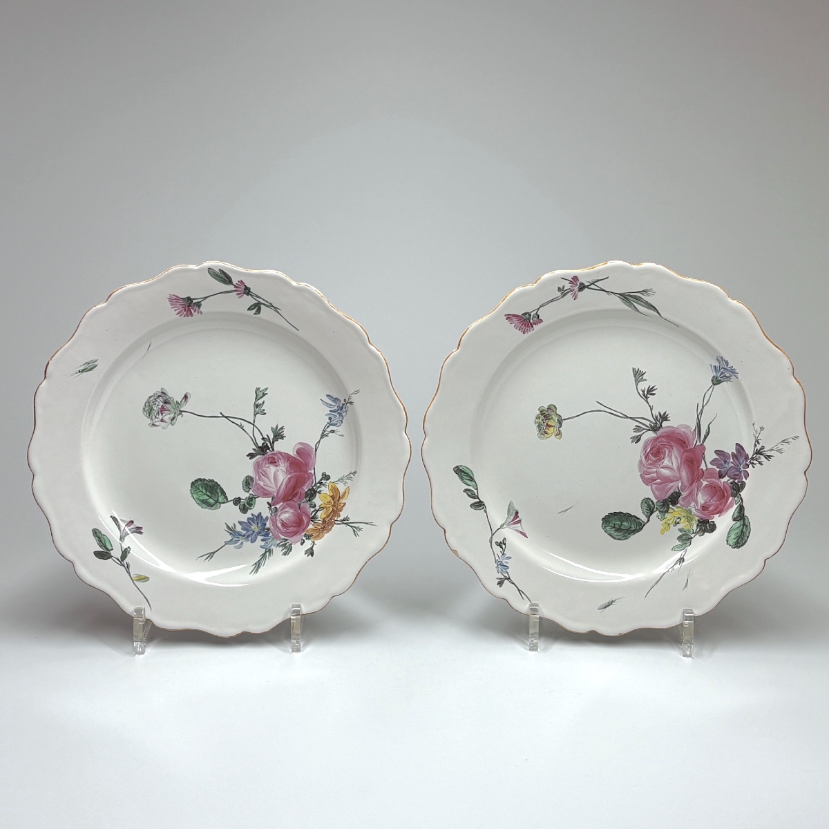 Paire d'assiettes en faïence de Marseille, manufacture Robert - XVIIIe siècle-photo-2