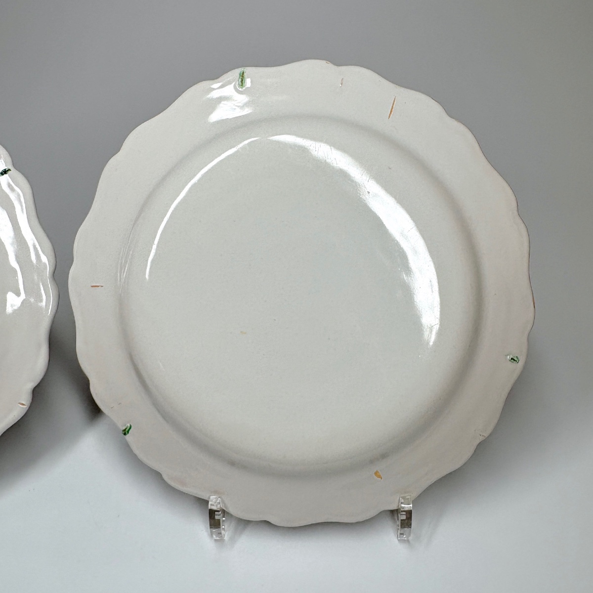 Paire d'assiettes en faïence de Marseille, manufacture Robert - XVIIIe siècle-photo-1