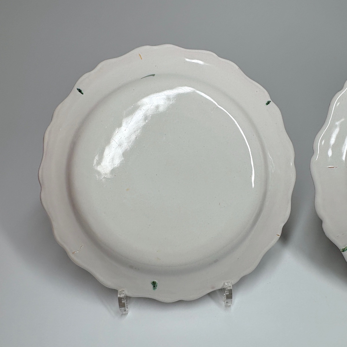 Paire d'assiettes en faïence de Marseille, manufacture Robert - XVIIIe siècle-photo-2