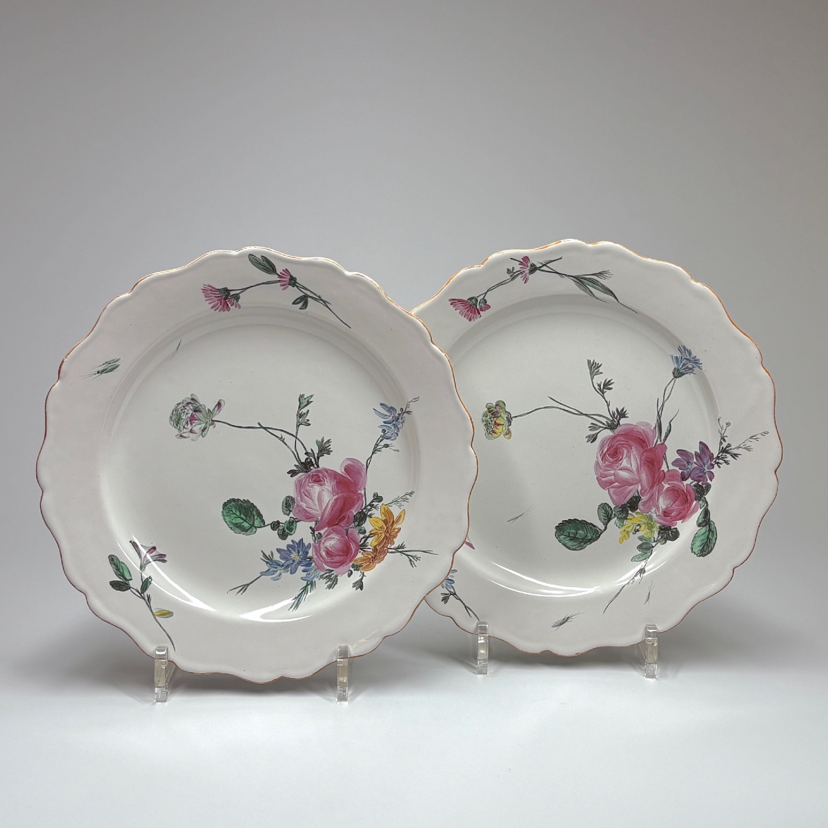 Paire d'assiettes en faïence de Marseille, manufacture Robert - XVIIIe siècle