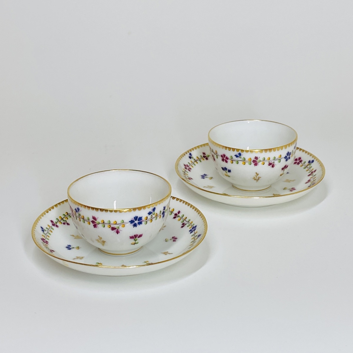 Nyon (switzerland) - Pair Of Cups Decorated With Barbel Motifs - 18th Century