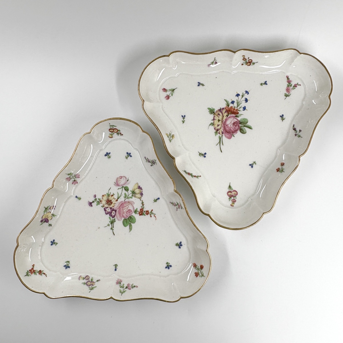 Paire de plats triangulaires en porcelaine de Lille - XVIIIe siècle-photo-2