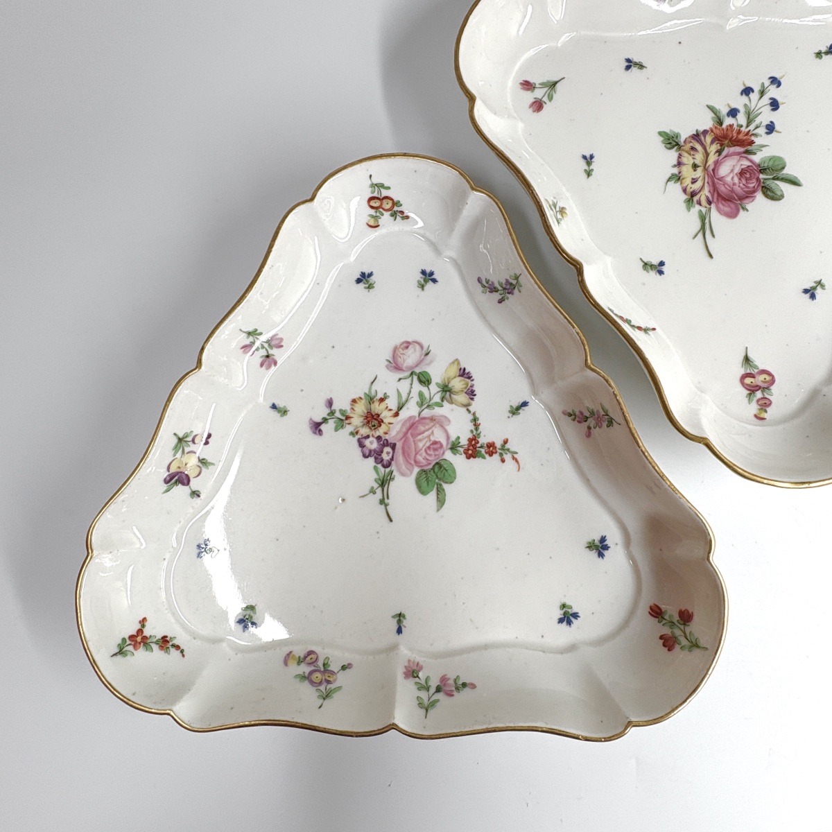 Paire de plats triangulaires en porcelaine de Lille - XVIIIe siècle-photo-3