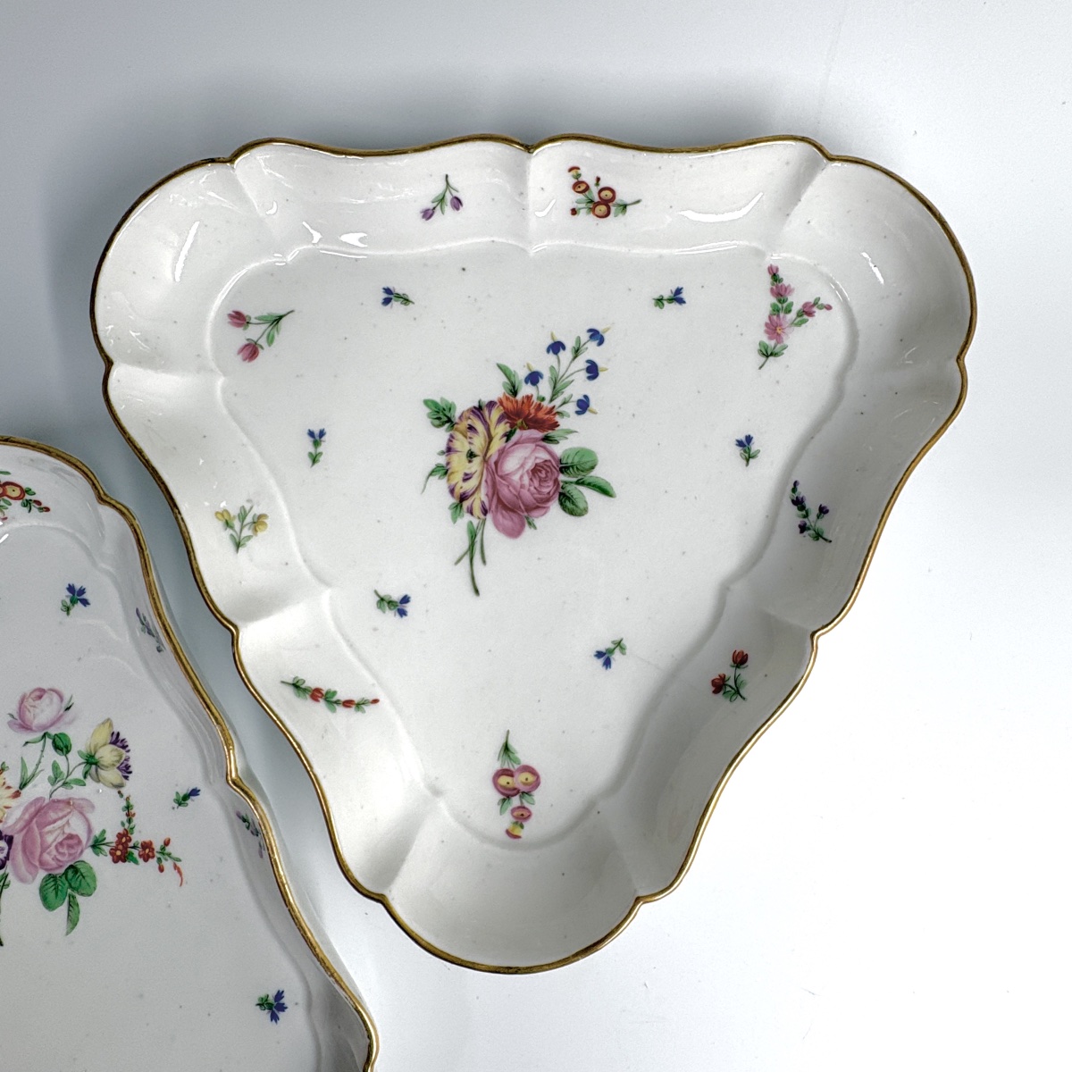 Paire de plats triangulaires en porcelaine de Lille - XVIIIe siècle-photo-4