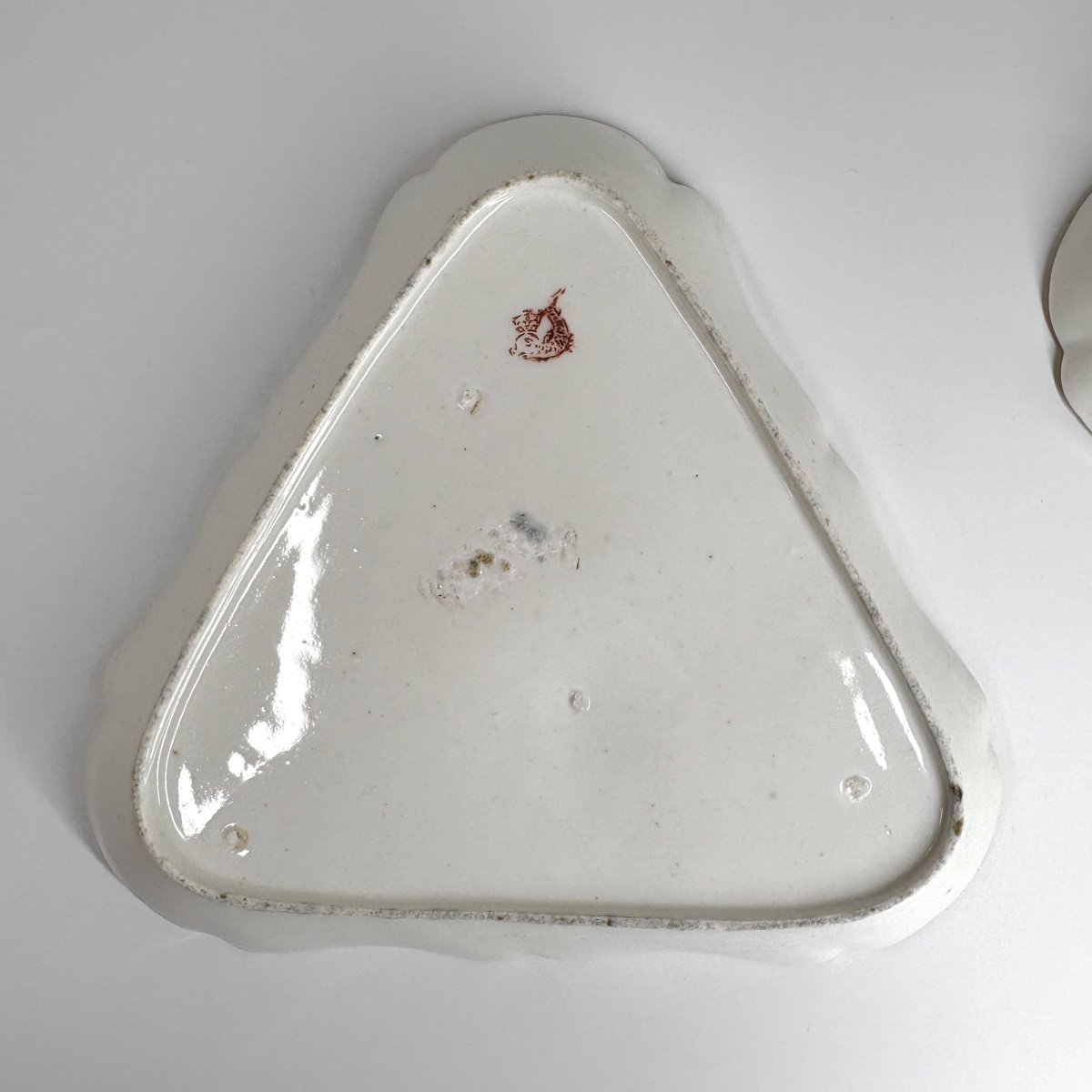 Paire de plats triangulaires en porcelaine de Lille - XVIIIe siècle-photo-1