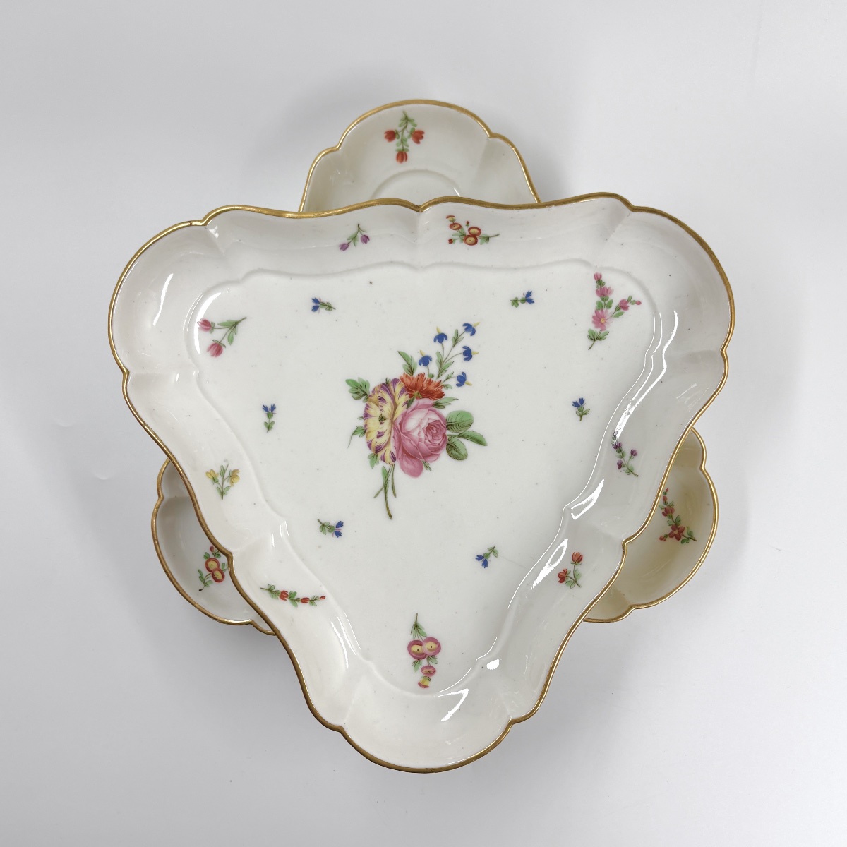 Paire de plats triangulaires en porcelaine de Lille - XVIIIe siècle